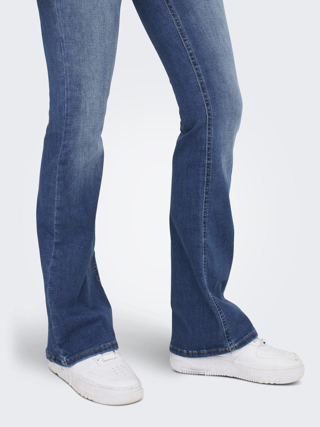 Jeans mit Schlag - Medium Blue Denim - Blau